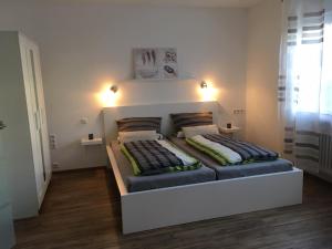 a bedroom with a bed with two pillows on it at Ferienwohnungen Stadtgeflüster in Cochem