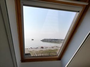 ventana en una habitación con vistas a la playa en Kusfeld en Kuźnica
