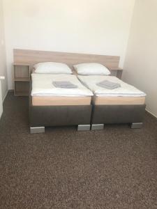 2 camas individuais num quarto com em Apartmánové ubytovanie em Vranov nad Topľou