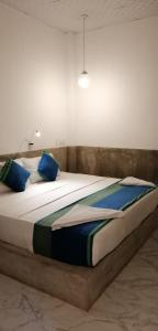 מיטה או מיטות בחדר ב-Kutumbaya