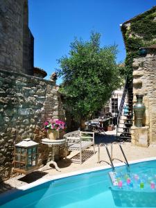 The swimming pool at or close to Au Clos des Anges