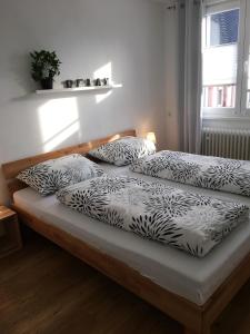 a bed with two pillows on it in a room at Ferienwohnungen Stadtgeflüster in Cochem