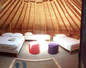 um quarto com 3 camas num iglu de madeira em Tipis Du Petit Buisson em Saint-Antonin-de-Lacalm mais 11 fotografias