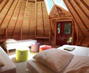 Ένα ή περισσότερα κρεβάτια σε δωμάτιο στο Tipis Du Petit Buisson