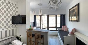 Televízia a/alebo spoločenská miestnosť v ubytovaní VULTOR Apartments