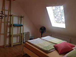 Schlafzimmer mit einem Bett und einem Fenster in der Unterkunft Thirsty River Rooms in Bovec