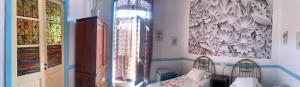 a room with a bedroom with a bed and a window at Apartamento Patricia in Hermigua