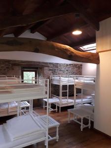 um quarto com um monte de beliches em Albergue o Xistral em Abadín