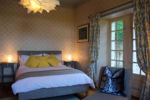 A bed or beds in a room at Manoir de Beauregard - Cunault