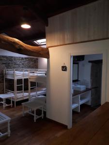 Albergue o Xistral客房内的一张或多张床位