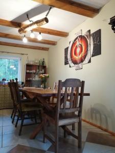 クジェントニクにあるAgroturystyka TWÓJ KĄCIKの木製のテーブルと椅子のあるダイニングルーム +21枚の写真