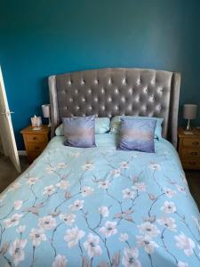 A bed or beds in a room at Waterside Guesthouse 