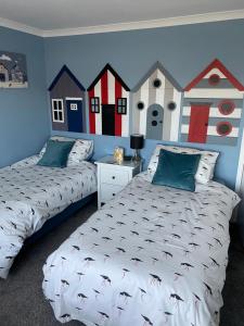 A bed or beds in a room at Waterside Guesthouse 