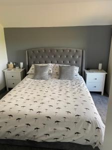 A bed or beds in a room at Waterside Guesthouse 