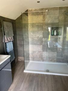 A bathroom at Waterside Guesthouse 