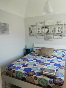 una camera da letto con un copriletto colorato di La Dimora del Sole a Finale Ligure