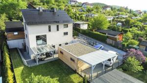 eine Luftansicht eines Hauses mit Solarium in der Unterkunft Ferienwohnung "Harzlounge" in Wernigerode