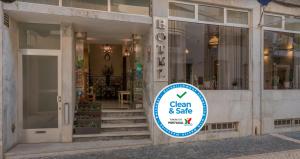 una señal para una tienda limpia y segura en un edificio en Hotel Santa Barbara, en Beja