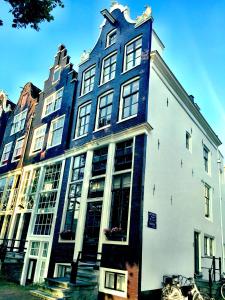 a large building with many windows on a street at Realeneiland Bed & Breakfast in Amsterdam
