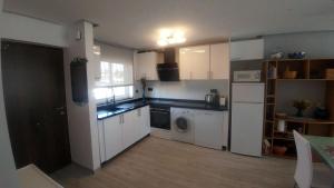 A kitchen or kitchenette at Aster Apartamento