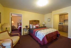 ein Hotelzimmer mit einem Bett und einem Stuhl in der Unterkunft Historic Cary House Hotel in Placerville