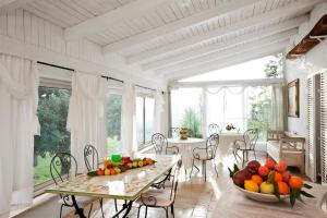 ein Esszimmer mit einem Tisch und Obst darauf in der Unterkunft Trulli del Carmine in Martina Franca