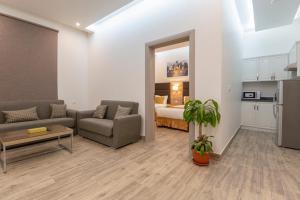 Una sala de estar con un sofá y un dormitorio. en الوادي للشقق المخدومة, en Riyadh Al Khabra