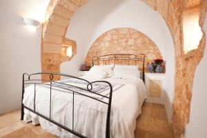 マルティナ・フランカにあるTrulli del Carmineの石造りの壁のドミトリールーム(ベッド1台)