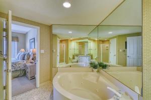 un ampio bagno con vasca e una camera da letto di Windsor II a Hilton Head Island