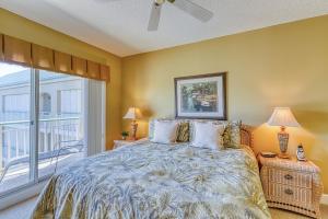 una camera con letto e balcone di Windsor II a Hilton Head Island