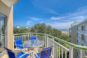 balcone con tavolo, sedie e vista sull'oceano di Windsor II a Hilton Head Island