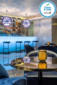 un restaurante con mesa y sillas y un bar en 4615 Hotel, en Felgueiras