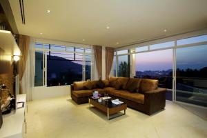 A seating area at Kata Sea View Villas
