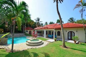 een huis met een zwembad en palmbomen bij Villas for Vacation 32-18-6 in Sosúa