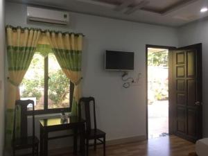TV a/nebo společenská místnost v ubytování Nhà nghỉ Cát Đằng Hồ Tràm