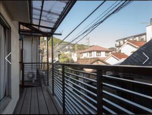 A balcony or terrace at 昭和レトロタイムスリップ古民家ゲストハウス舞妓まいこ