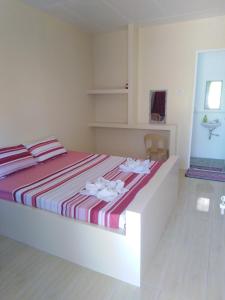 1 dormitorio con 1 cama con toallas en Villa Marquez en Camotes Island
