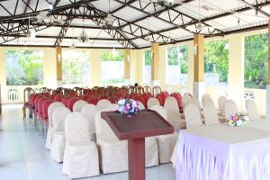 - une rangée de tables et de chaises dans une salle de banquet dans l'établissement Wijaya Tourist INN, à Warakapola