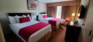 Tempat tidur dalam kamar di Vancouver BC Airport Hotel