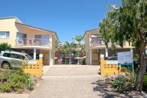 una casa con un coche aparcado delante de ella en Coolum Beach Getaway Resort en Coolum Beach