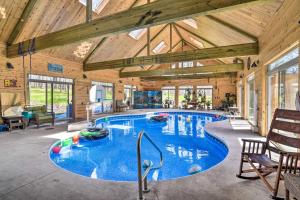 Raccoon River Retreat Indoor Pool and Outdoor Fun! 내부 또는 인근 수영장