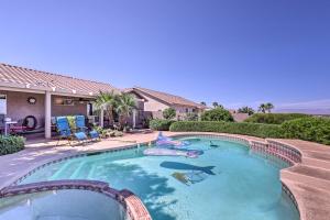 Pool Home with Spectacular Strip and Mountain Views! tesisinde veya buraya yakın yüzme havuzu