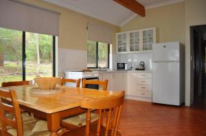Virtuvė arba virtuvėlė apgyvendinimo įstaigoje Karri Valley Chalets
