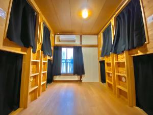 Двухъярусная кровать или двухъярусные кровати в номере Nomad Hostel Classic