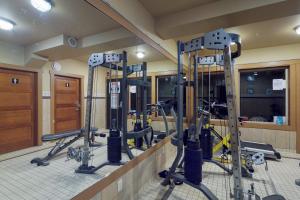 un gimnasio con una fila de cintas de correr y máquinas en Raven 104, en Big White