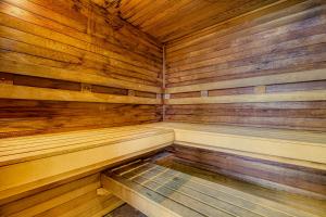 un sauna en bois avec un banc au milieu dans l'établissement Tidewater Condos on Orange Beach, à Orange Beach