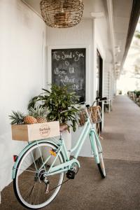 un vélo garé devant un immeuble avec un panneau dans l'établissement Yeppoon Surfside Motel, à Yeppoon