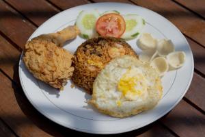 Makanan di atau di tempat lain dekat hotel