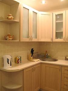 キーウにあるOk Apartments on Klovska - Kievの白いキャビネットとシンクのあるキッチン