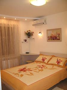 キーウにあるOk Apartments on Klovska - Kievのベッドと窓のある寝室